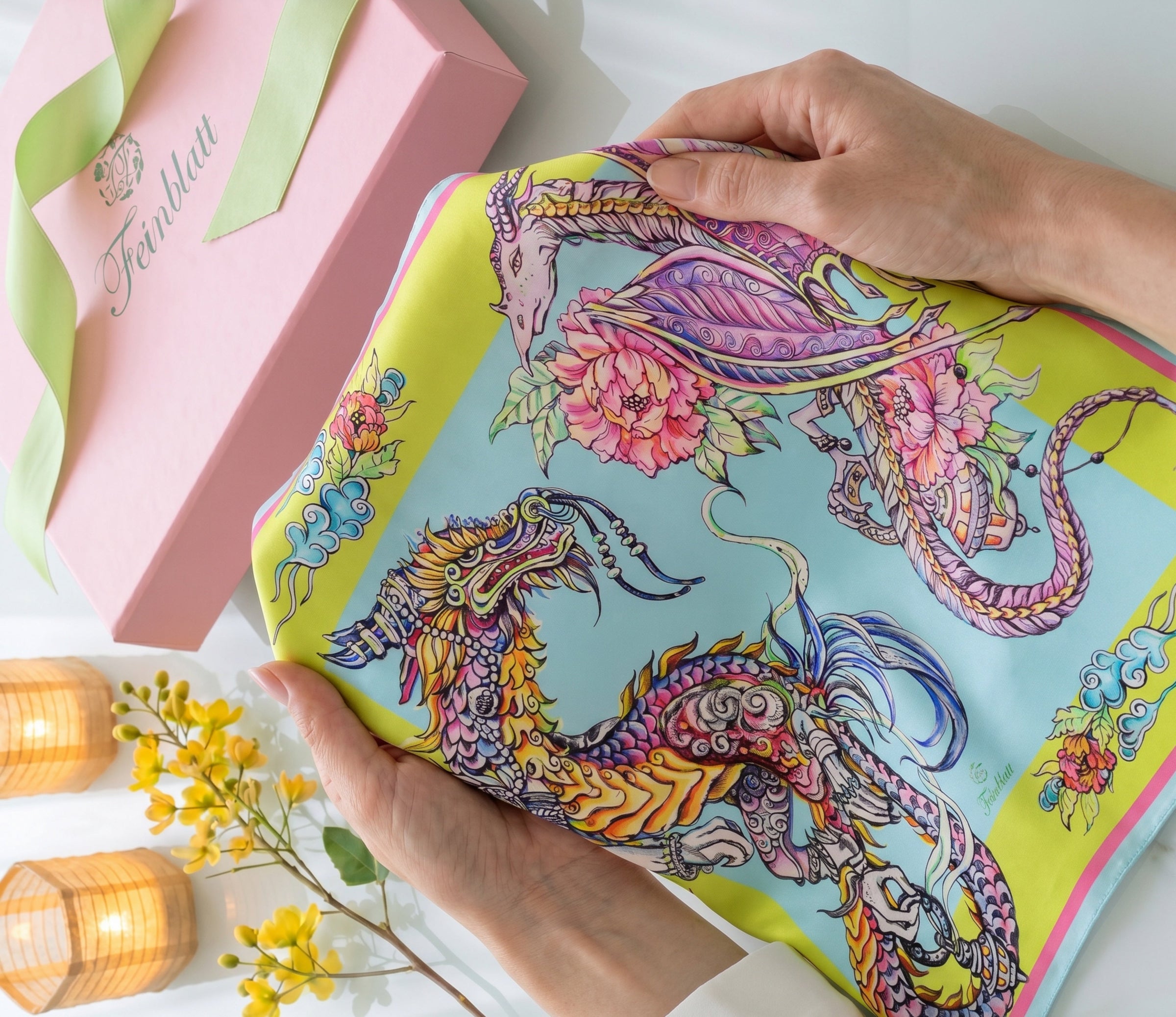 Quadratischer Feinblatt Seidenschal Drachenpaar aus glänzendem Seidensatin in Geschenkbox mit rosa Verpackung und grünem Band