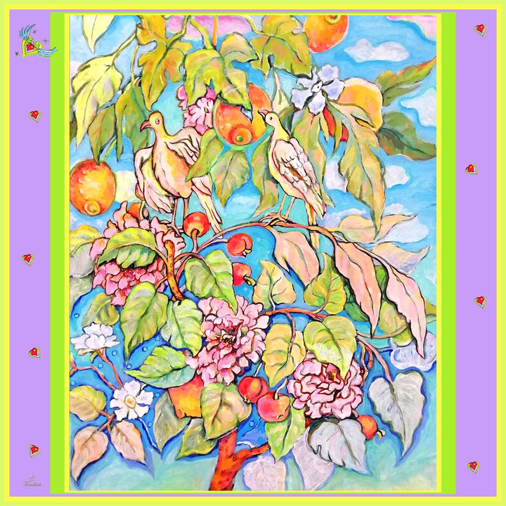 Ein entfalteter Seidenschal mit einem Muster des Zauberwaldes mit Blumen und Vögeln