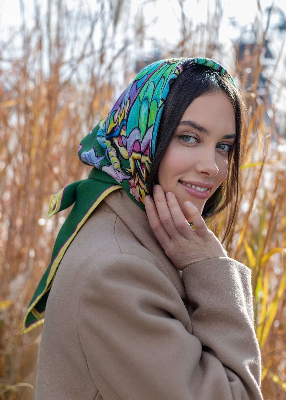 Der Designer Kaschmir Schal „Butterfly“ wird als Kopfschmuck verwendet und verleiht einen eleganten und modernen Stil