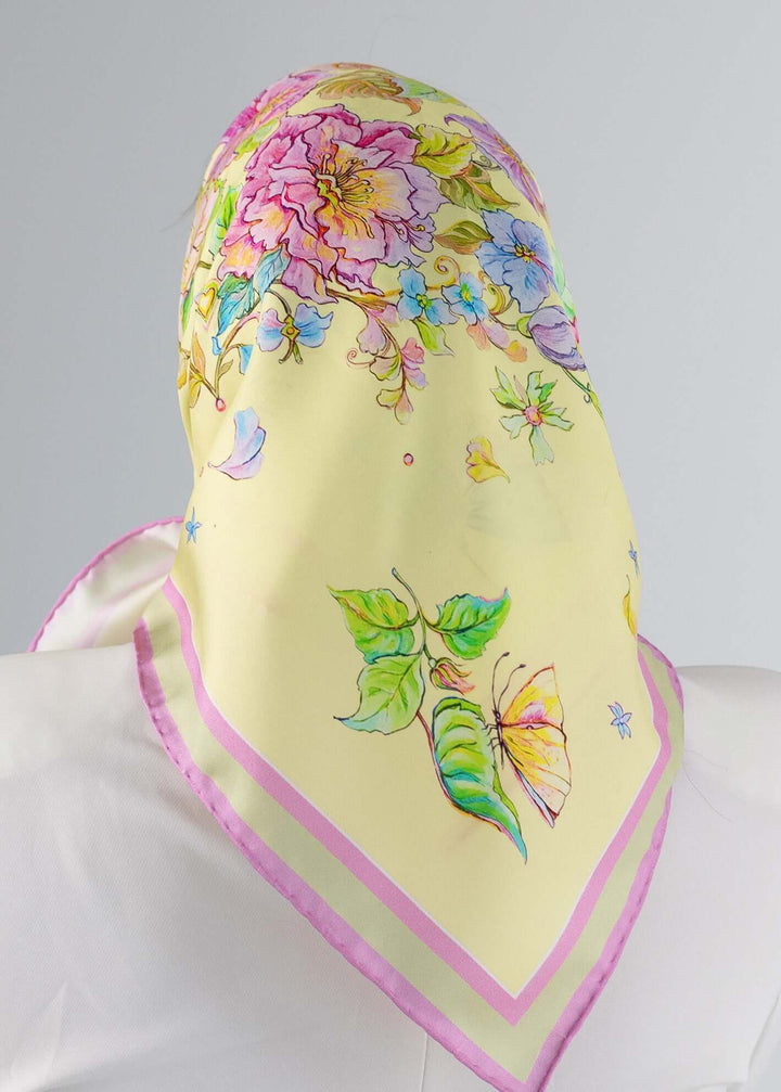 Geschenk fuer Frauen – gelbes Seidentuch mit bunten Blumen und Schmetterlingen.