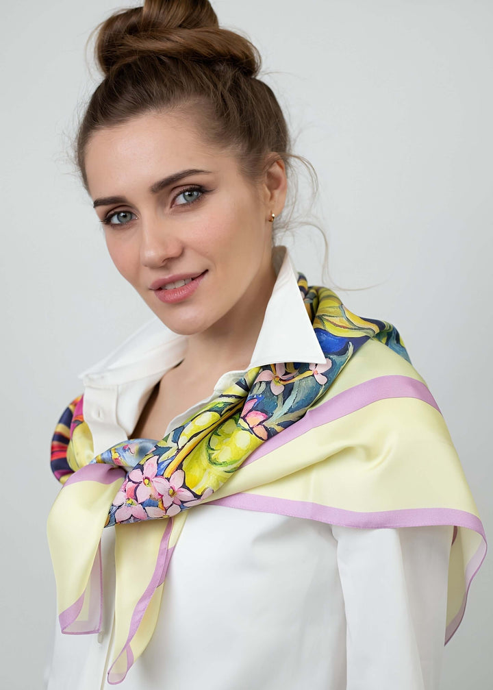 Designer Seidentuch „Zauberwald Morgen“ 90×90 cm – luxuriöses Seidentuch aus 100 % Twill-Seide, getragen über den Schultern mit floralen Mustern und Naturmotiven – Feinblatt