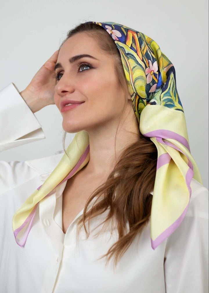Modell trägt quadratisches Seidentuch Morgenröte mit floraler Illustration von Iryna Feinblatt – gebunden im Vintage Stil