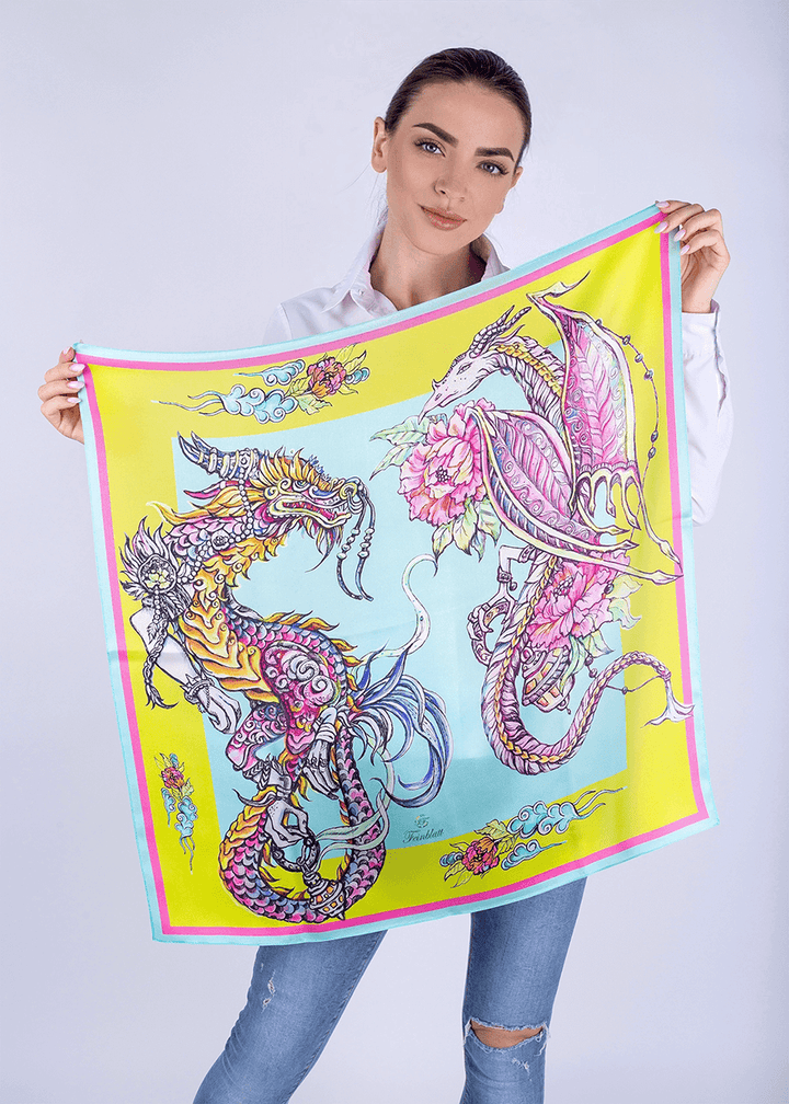 Designer Seidenschal Drachenpaar in Gelb und Smaragdgrün von Iryna Feinblatt