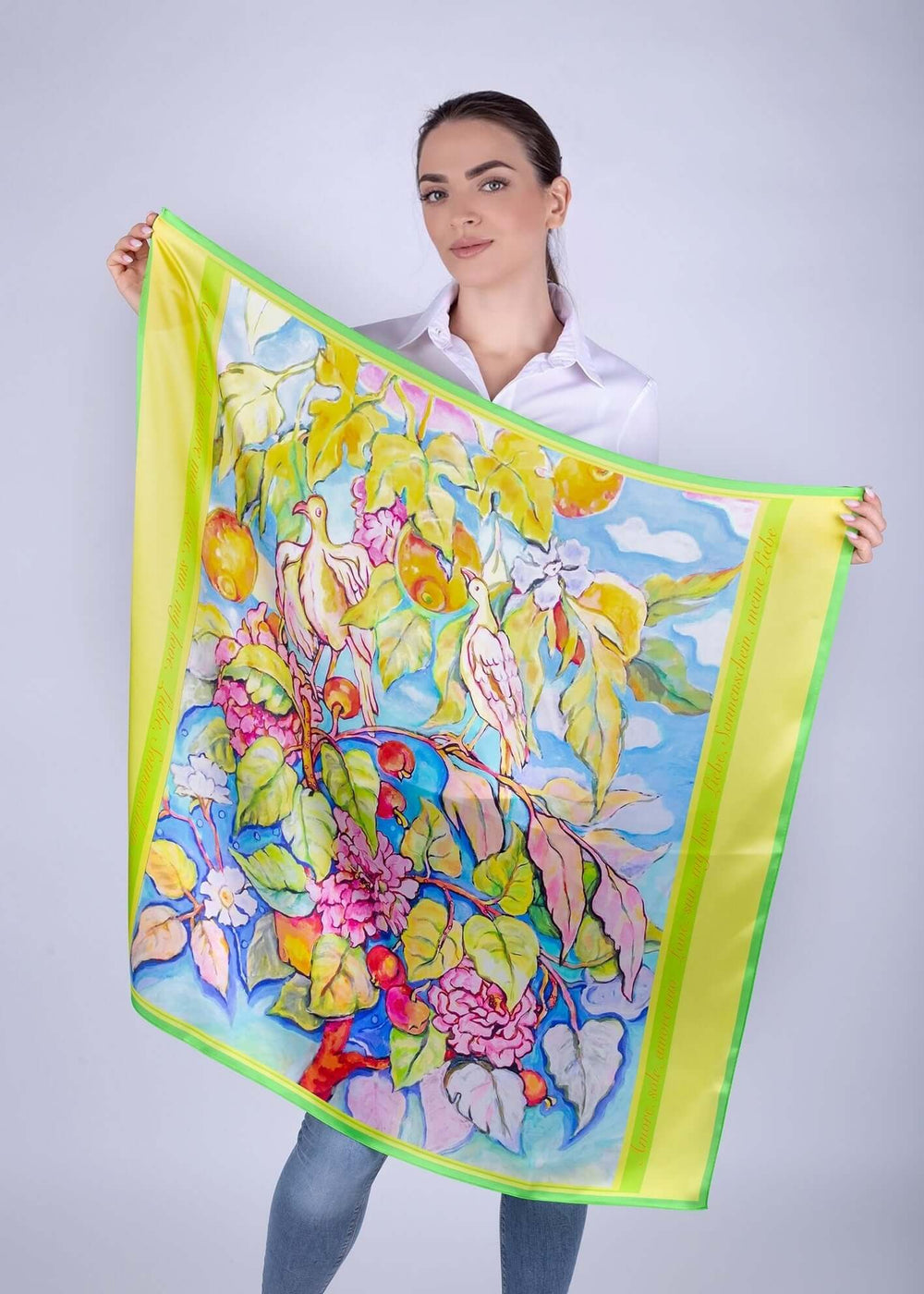 Das ist ein Hochwertiger Seidenschal mit Vogel- und Pflanzenmotiven, 90x90cm, von Iryna Feinblatt.