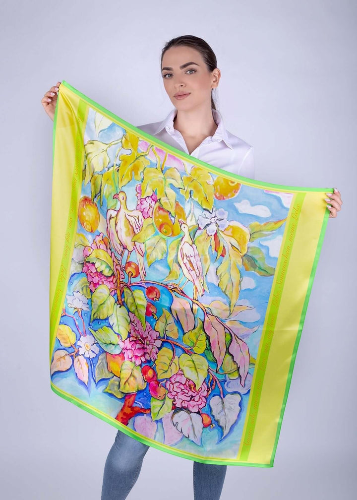 Das ist ein Hochwertiger Seidenschal mit Vogel- und Pflanzenmotiven, 90x90cm, von Iryna Feinblatt.