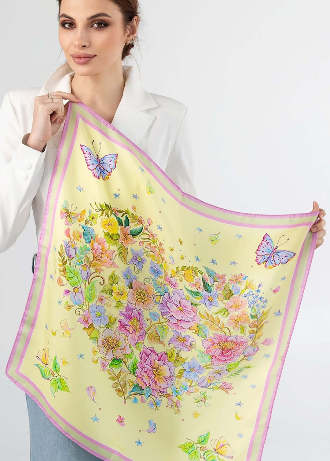 Geschenk fuer Frauen – gelbes Seidentuch mit Blumen, elegant und farbenfroh, mit einer blühenden Herzdesign.