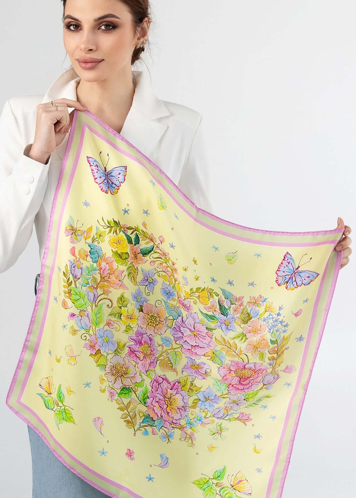 Geschenk fuer Frauen – gelbes Seidentuch mit Blumen, elegant und farbenfroh, mit einer blühenden Herzdesign.