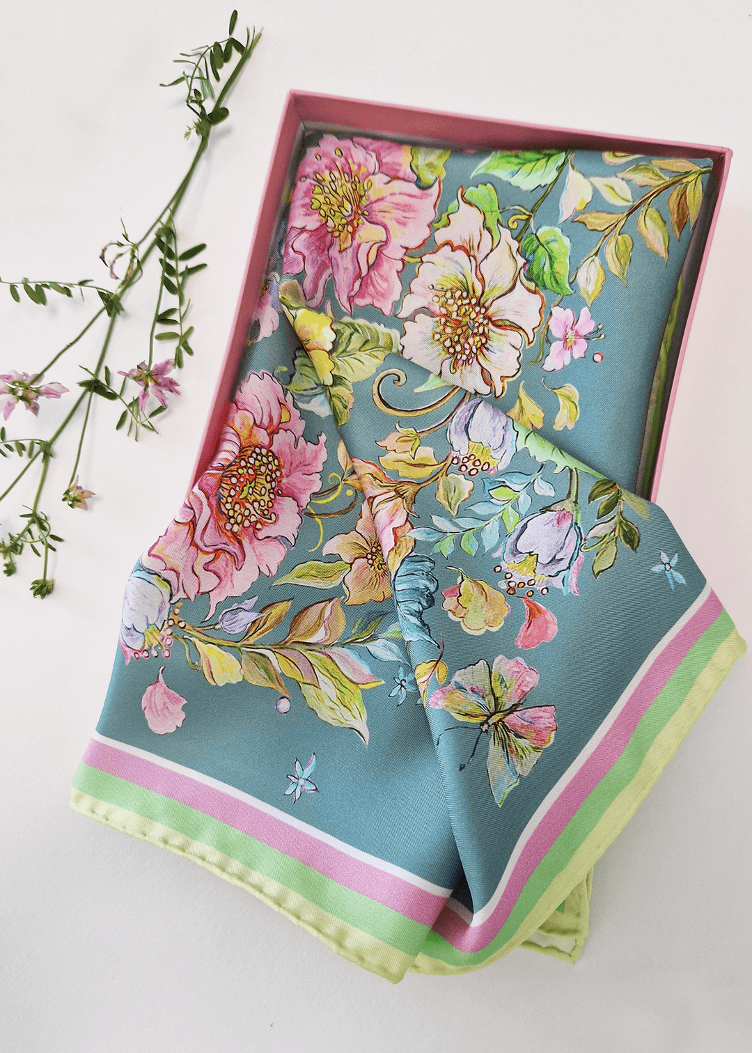Designer Seidenschal mit Blumen von Iryna Feinblatt ist ein perfektes Geschenk