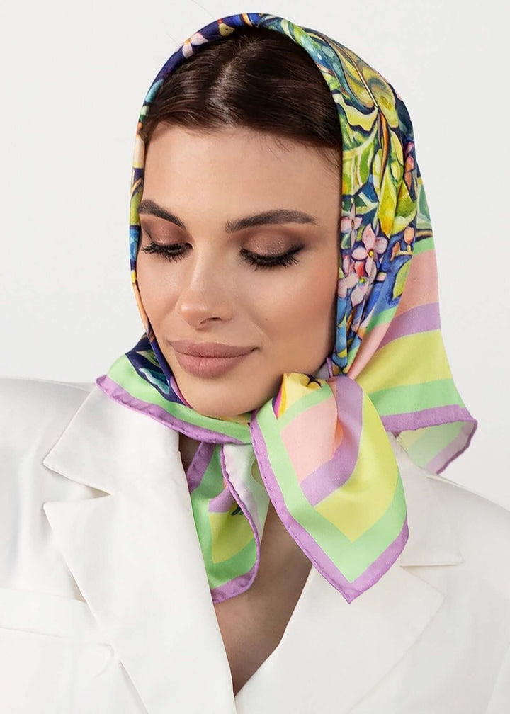 Designer Seidentuch Zauberwald Morgen 65×65 aus Twill-Seide  luxuriöses Seidentuch mit floralen Motiven.