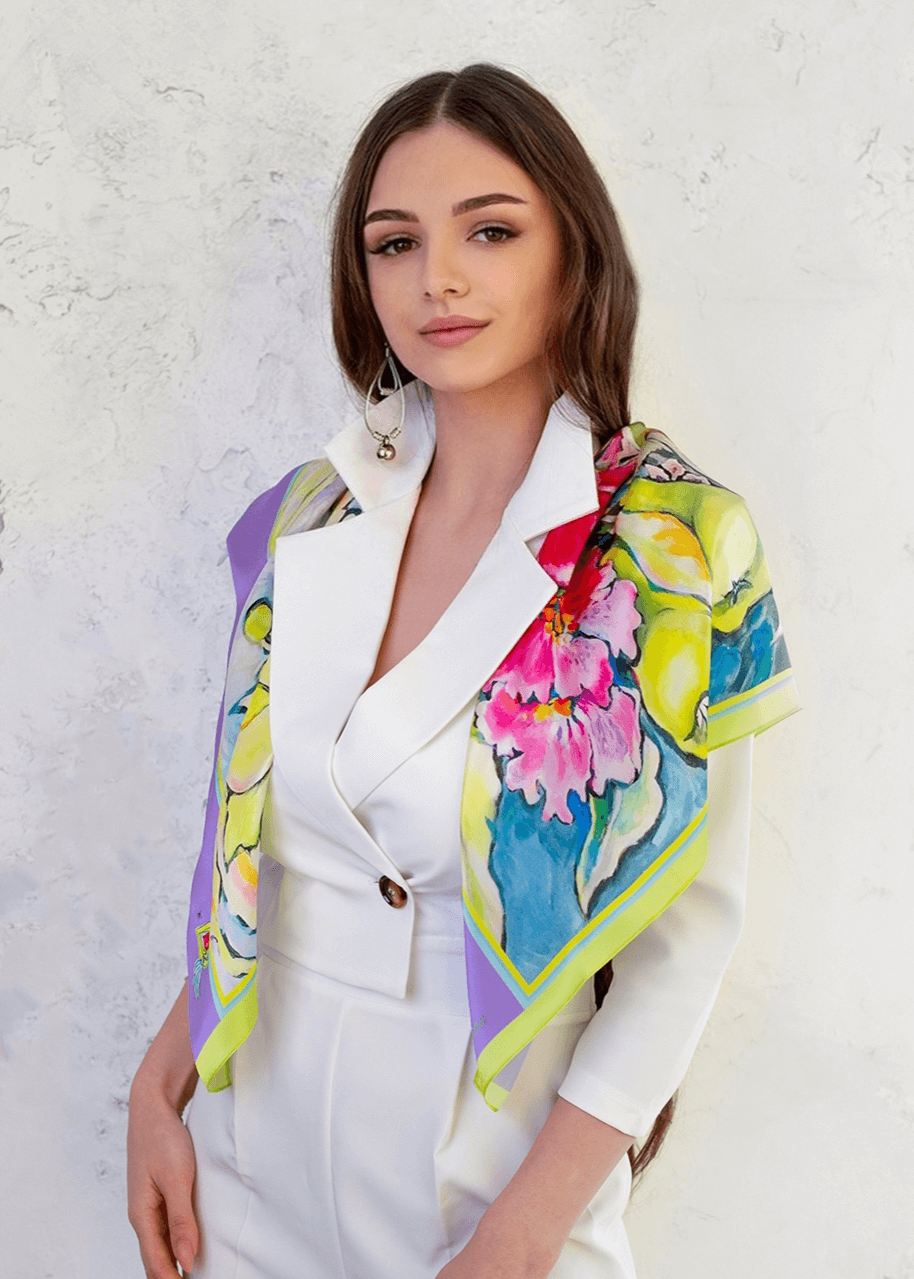 Ein exquisiter Designer Silk Scarf mit natürlichen Motiven von Sommerblumen passt gut auf die Schultern, Design Iryna Feinblatt 