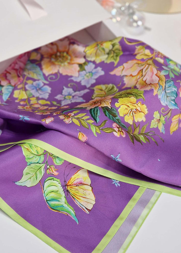 Detailaufnahme Designer-Seidenschal Blue Violet – luxuriöser Schal aus 100 % Twill-Seide, brillante Farben und langlebiger Druck