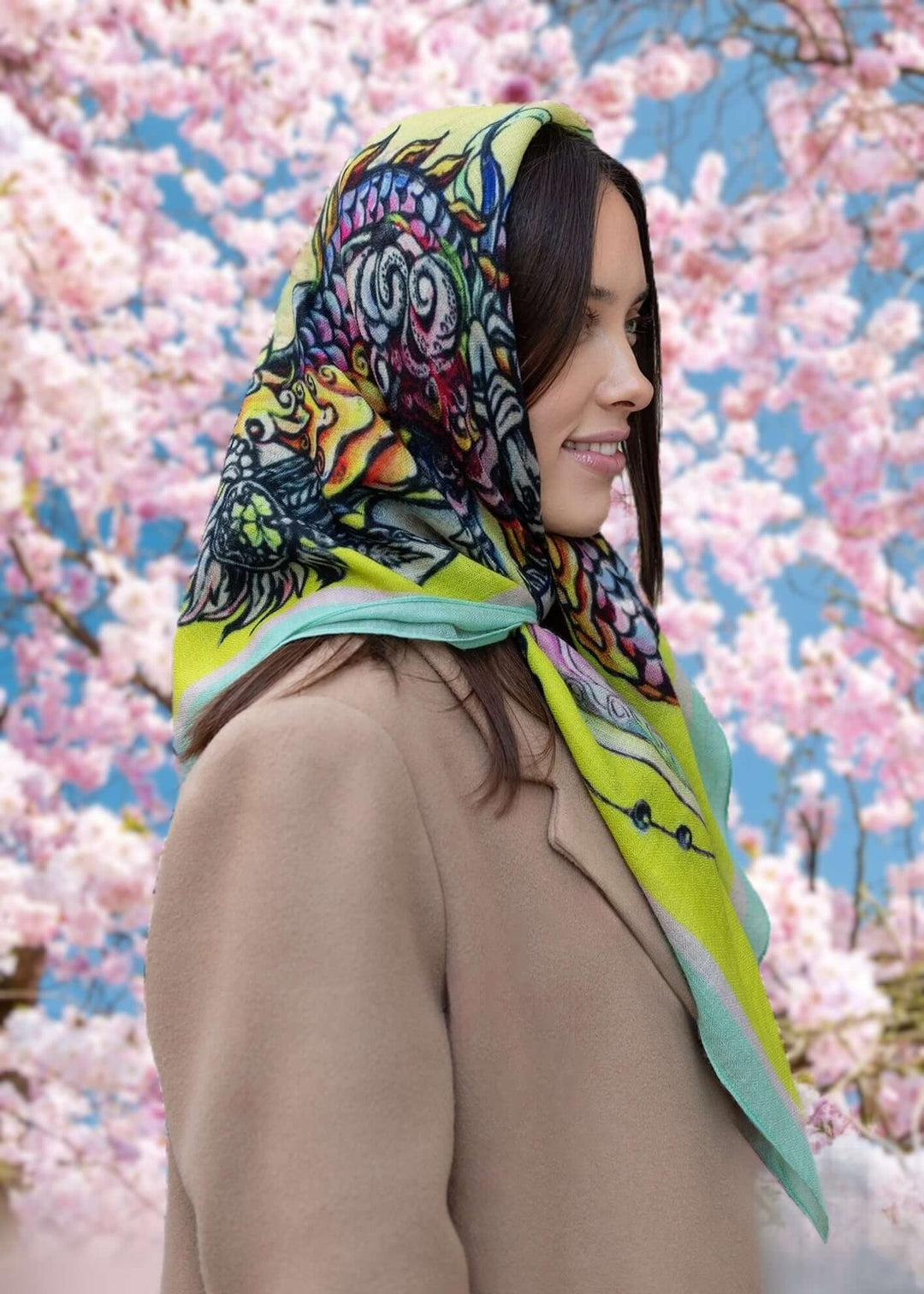 Ein Mädchen mit einem Kaschmirschal, der vorne geknotet ist und ihr einen femininen und eleganten Look verleiht