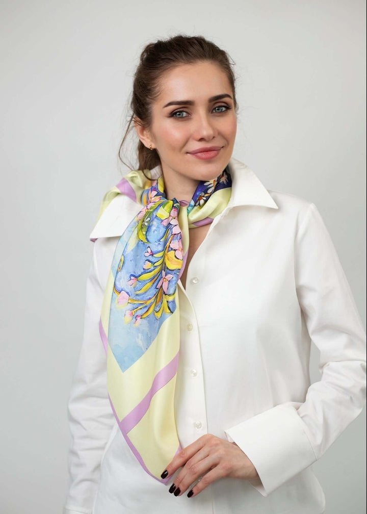 Model mit Seidentuch Morgenröte handgezeichnetes florales Design von Iryna Feinblatt
