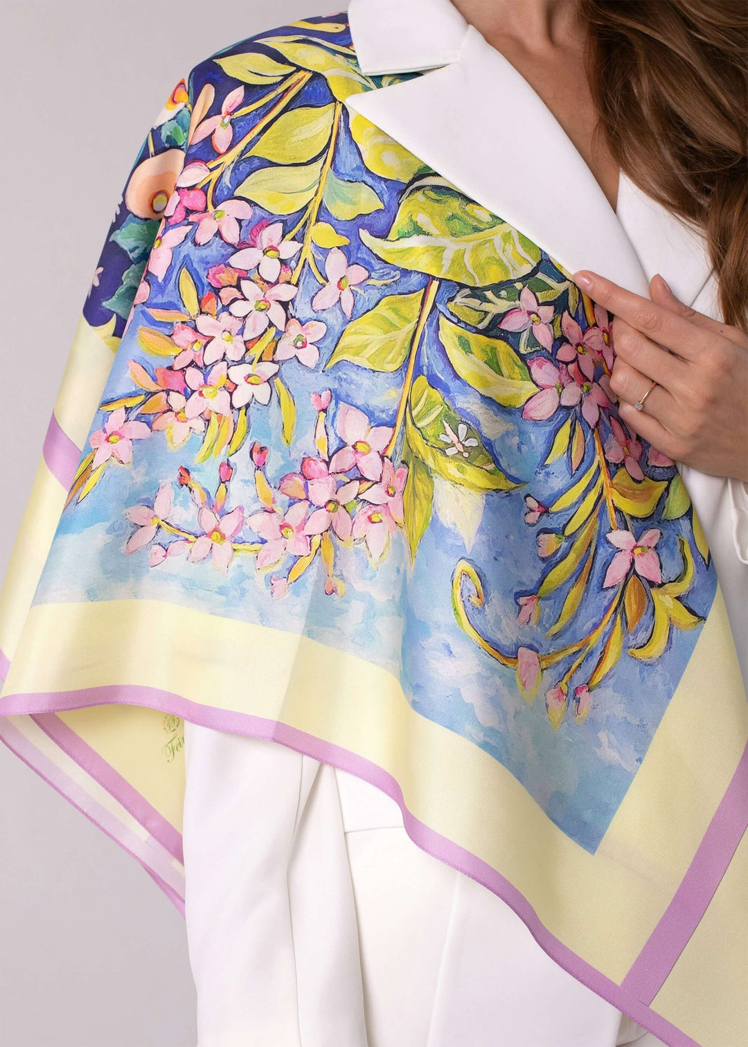 Detailansicht des Seidentuchs Morgenröte  florales Kunstmotiv von Iryna Feinblatt mit rosa Blüten und Blättern auf blauem Hintergrund