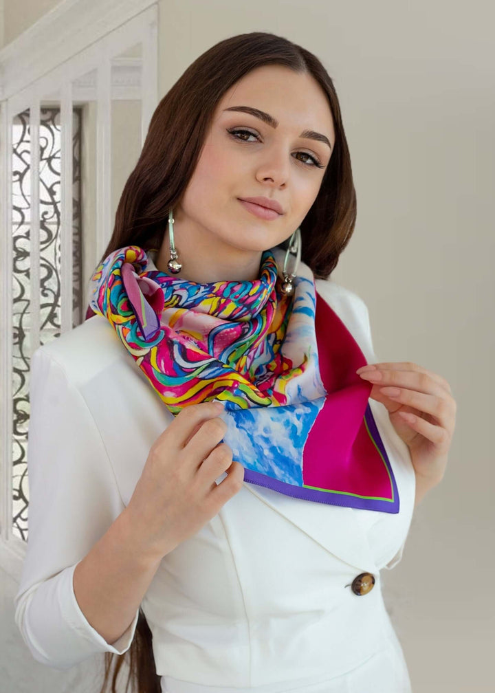 Moderne Frau trägt einen bunten Hochwertiger Seidenschal, der stilvolles Flair und lebendige Farben ausstrahlt.