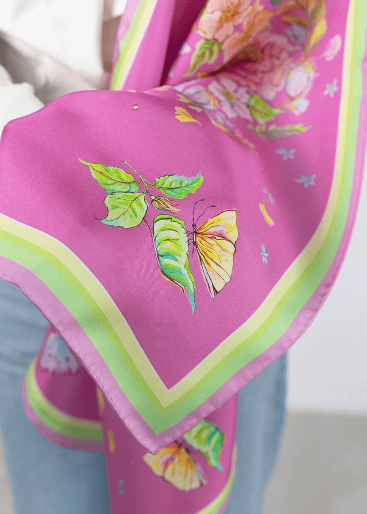 Eleganter rosa Schal mit Blumen und Schmetterlingen in rosa fuchsia
