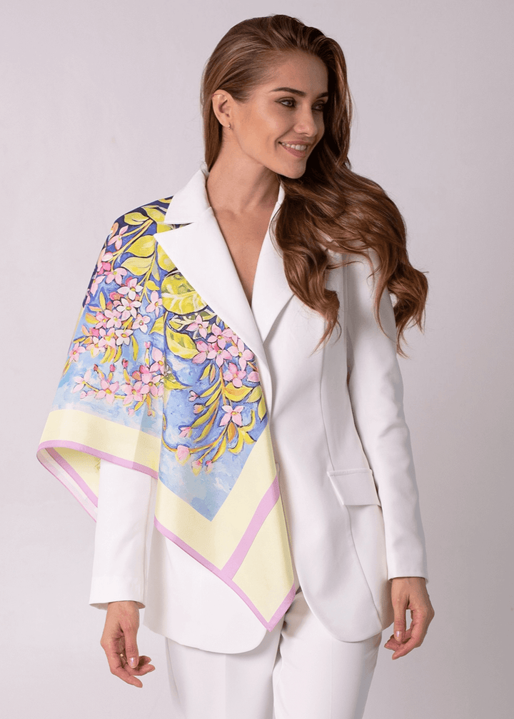 Seidentuch Morgenröte aus reiner Seide – elegant getragen über weißem Blazer