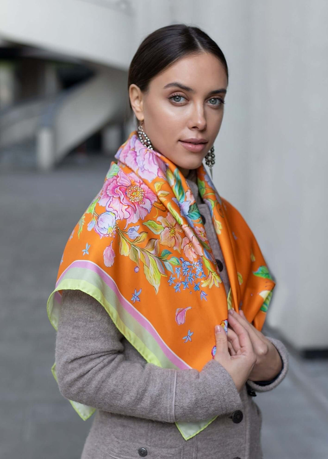 Eleganter Seidenschal in leuchtendem Orange mit Blumenmuster, perfekt für den Sommer und besondere Anlässe.