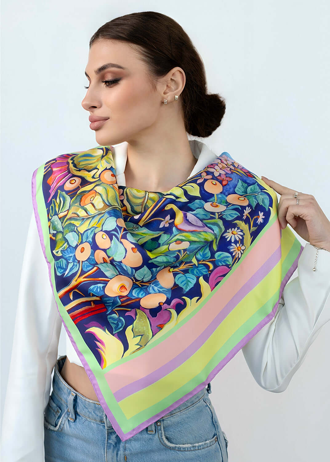 Designer Seidentuch Zauberwald Morgen 65×65 cm, farbiges Seidentuch mit Blumen und Vögeln, getragen von Model.