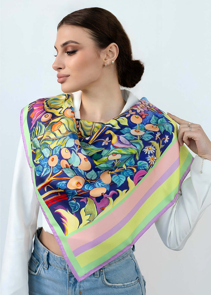 Designer Seidentuch Zauberwald Morgen 65×65 cm, farbiges Seidentuch mit Blumen und Vögeln, getragen von Model.