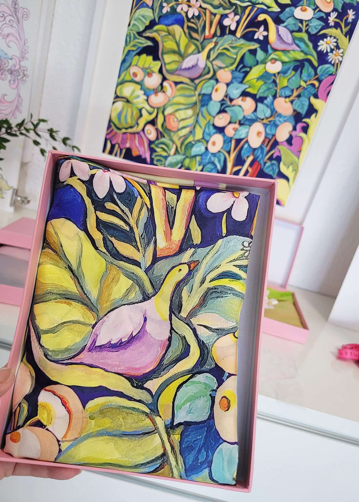 Designer Seidentuch Zauberwald Morgen 65×65 cm in bunter Box mit Vogel und Blumenmuster.
