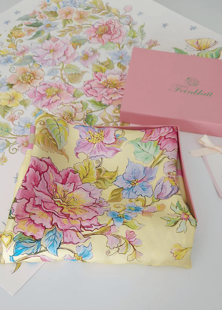 Handgemaltes Designer Seidentuch mit farbenfrohem Blumenmuster in zartem Gelb