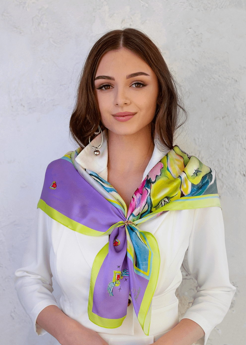 Seidenschal in lila und sommerlichen Farben mit einem Blumenmuster