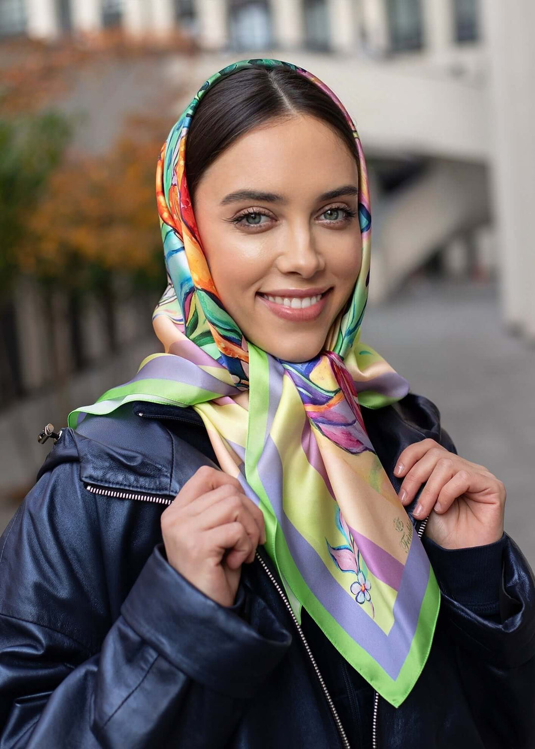 Modischer Look mit Seidenschal auf dem Kopf für stilvollen Komfort