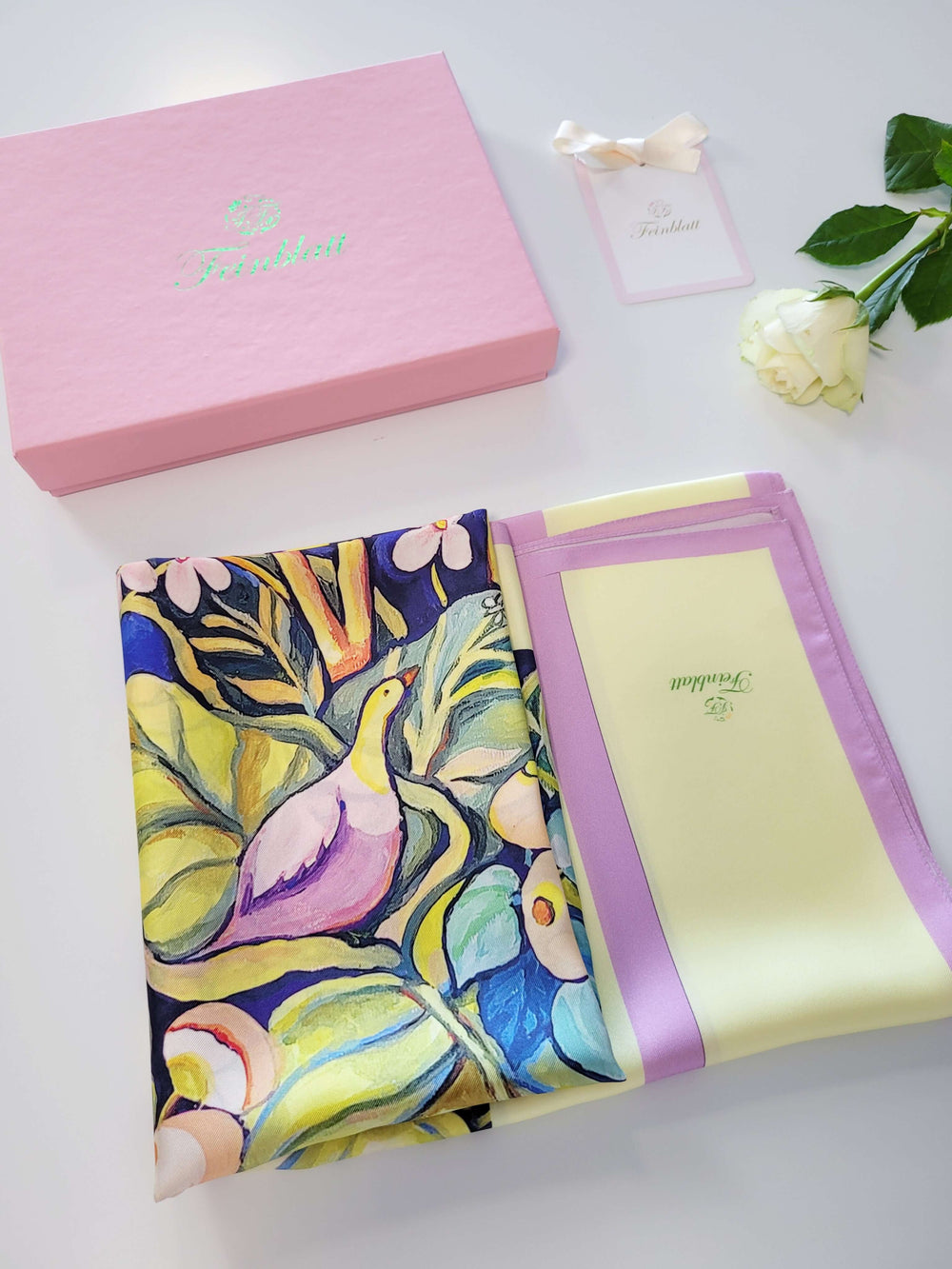 Geschenkverpackung mit Seidentuch Morgenröte – Kunstmotiv mit Vogel und Blüten, Iryna Feinblatt Design