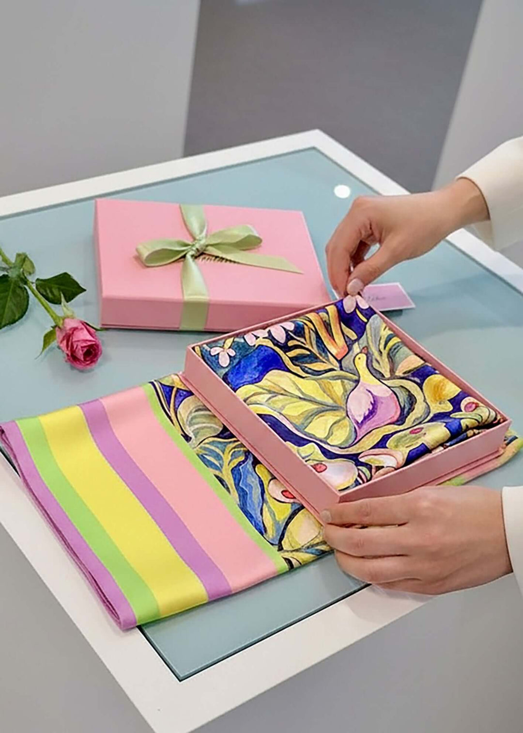 Designer Seidentuch Zauberwald Morgen 65×65 cm in einer schönen Geschenkbox, bereit zum Verschenken.
