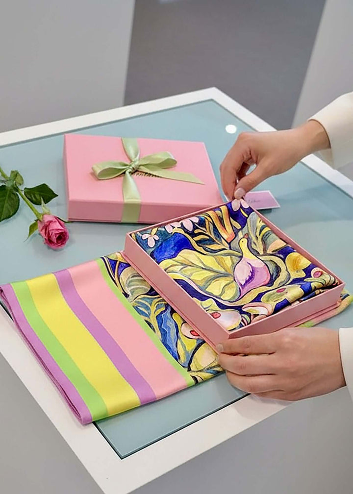 Designer Seidentuch Zauberwald Morgen 65×65 cm in einer schönen Geschenkbox, bereit zum Verschenken.