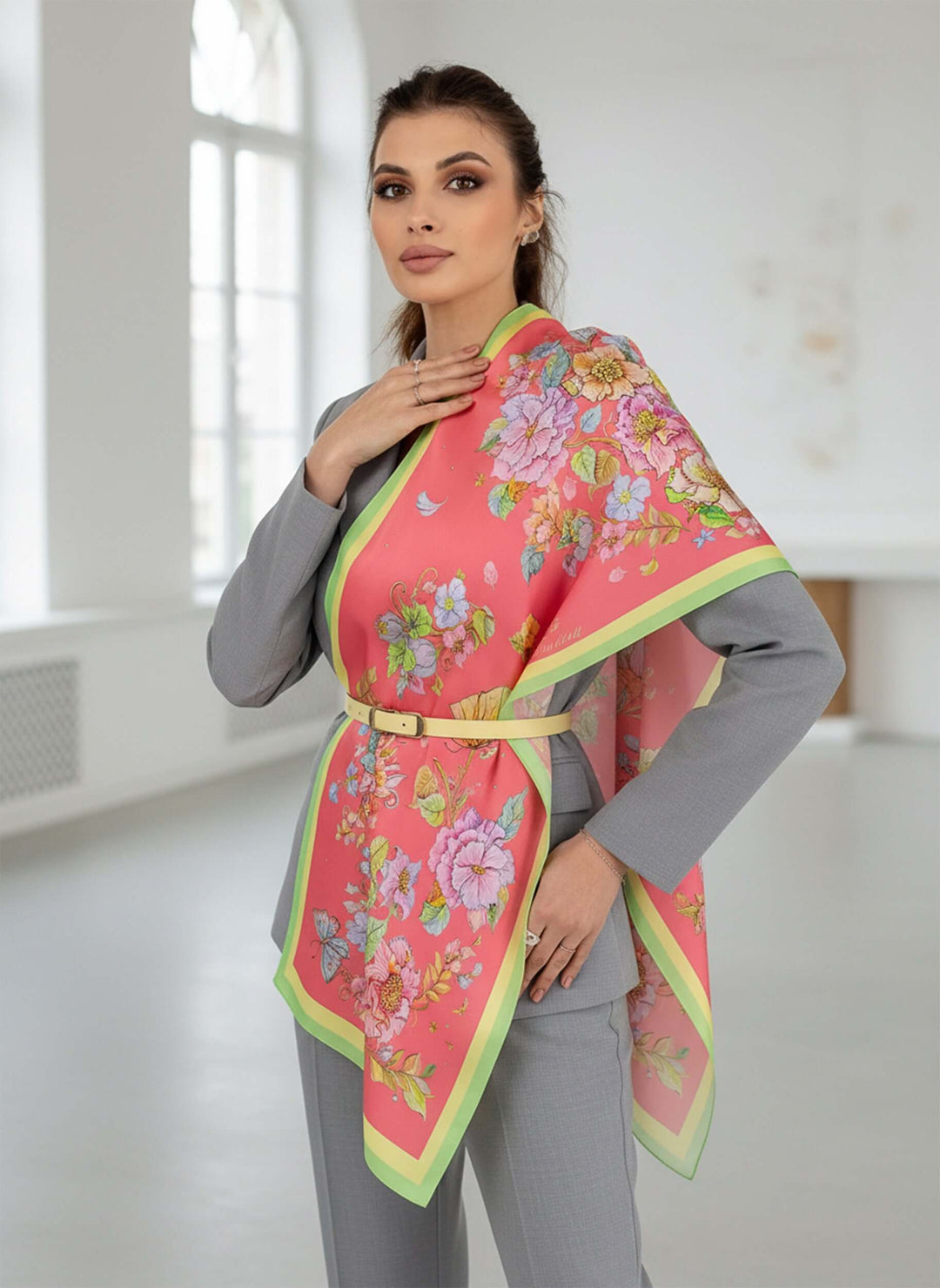 Luxus Seidenschal Herz aus Blumen floraler Designer Seidenschal mit feinen Blüten und sanftem Glanz
