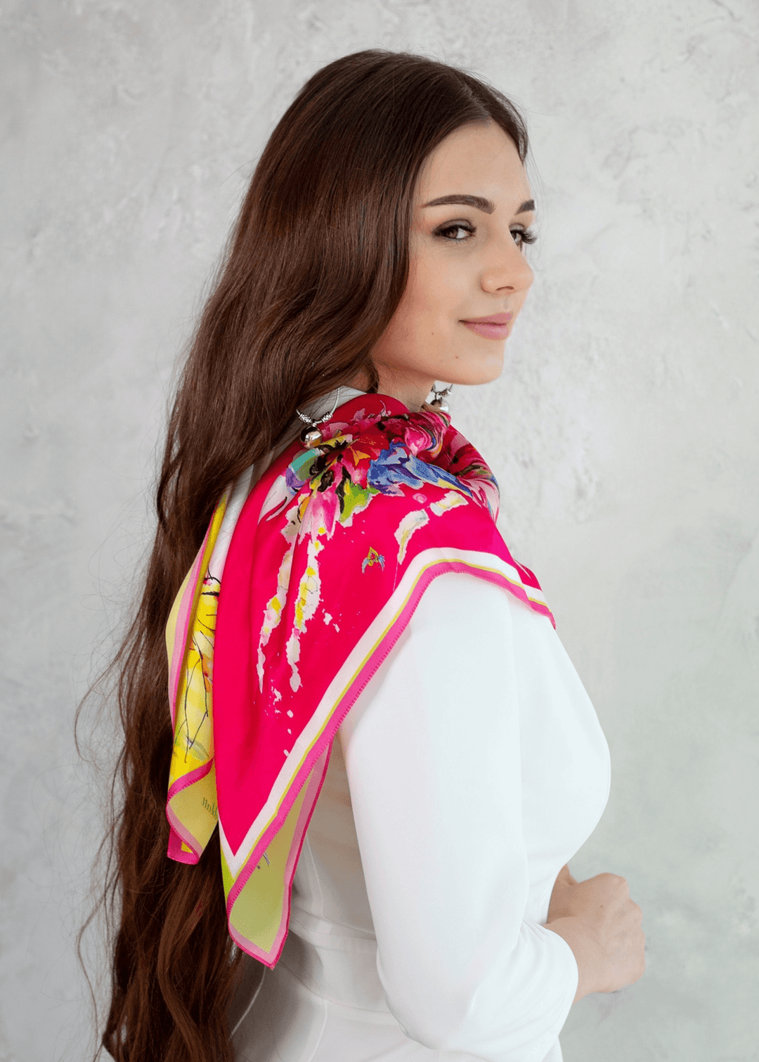 Moderner Designer Seidenschal aus reiner Seide mit Blumen von Iryna Feinblatt 