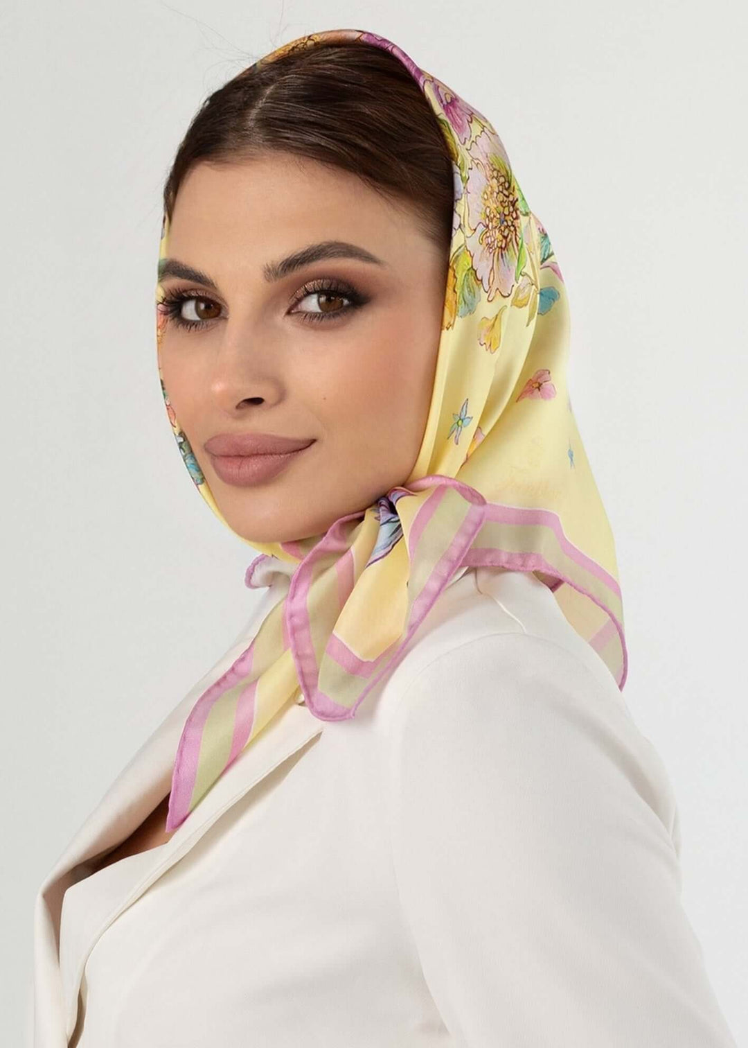 Geschenk fuer Frauen – gelbes Seidentuch mit Blumen, elegantes Accessoire für stilvolle Damen.