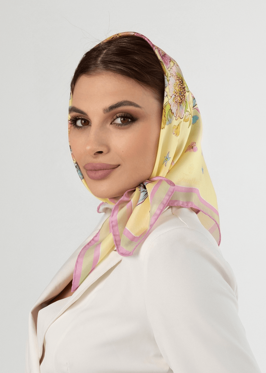 4.	Designer Seidenschal mit Floraldruck um den Hals für Damen Iryna Feinblatt
