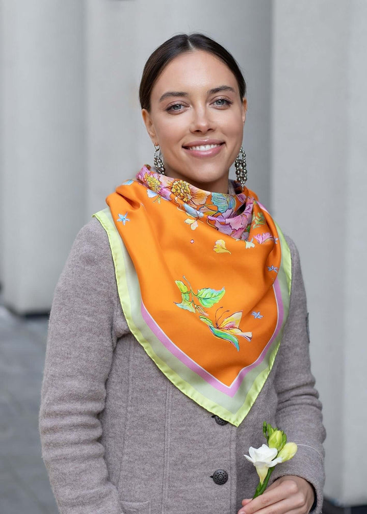 Modischer Seidenschal mit floralen Motiven in Orange für einen schönen Stil