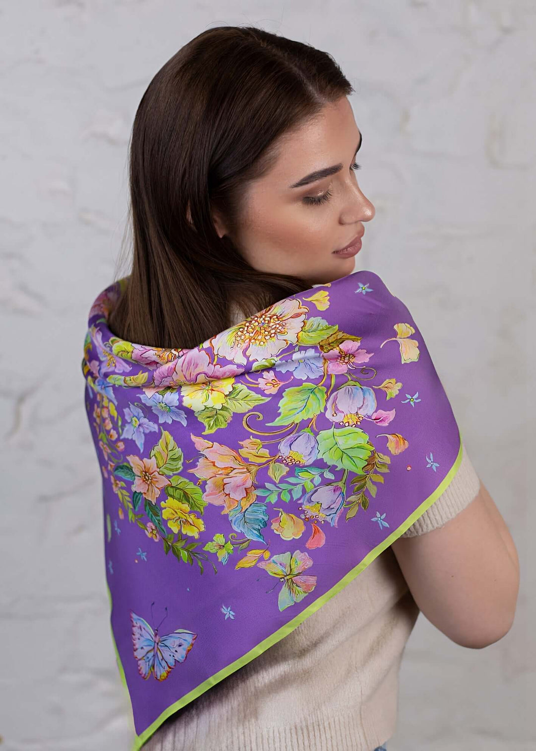 Rückansicht Designer-Seidenschal Blue Violet 65×65 – florales Exklusivdesign mit Schmetterlingen, hochwertiger Druck auf Twill-Seide