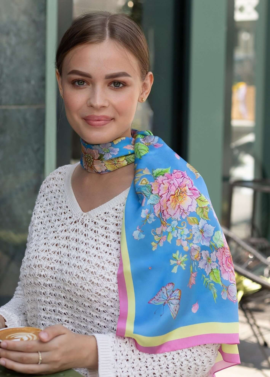 Designer Seidenschal aus reinem Seidentwill, blau mit Blumen und Schmetterlingen, Design von Iryna Feinblatt, Größe 40x160 cm