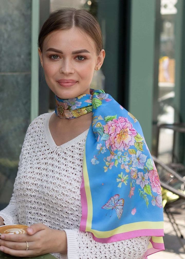 Designer Seidenschal aus reinem Seidentwill, blau mit Blumen und Schmetterlingen, Design von Iryna Feinblatt, Größe 40x160 cm