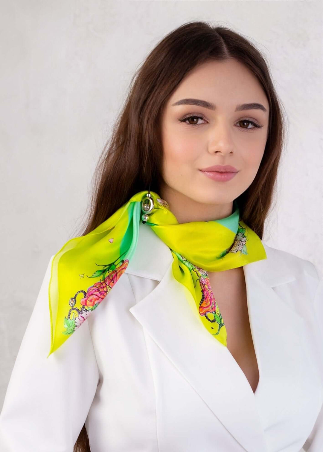 Reiner Seidenschal mit Blumen von Designer by Iryna Feinblatt