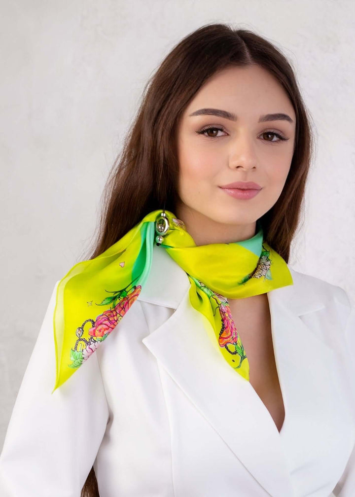 Reiner Seidenschal mit Blumen von Designer by Iryna Feinblatt