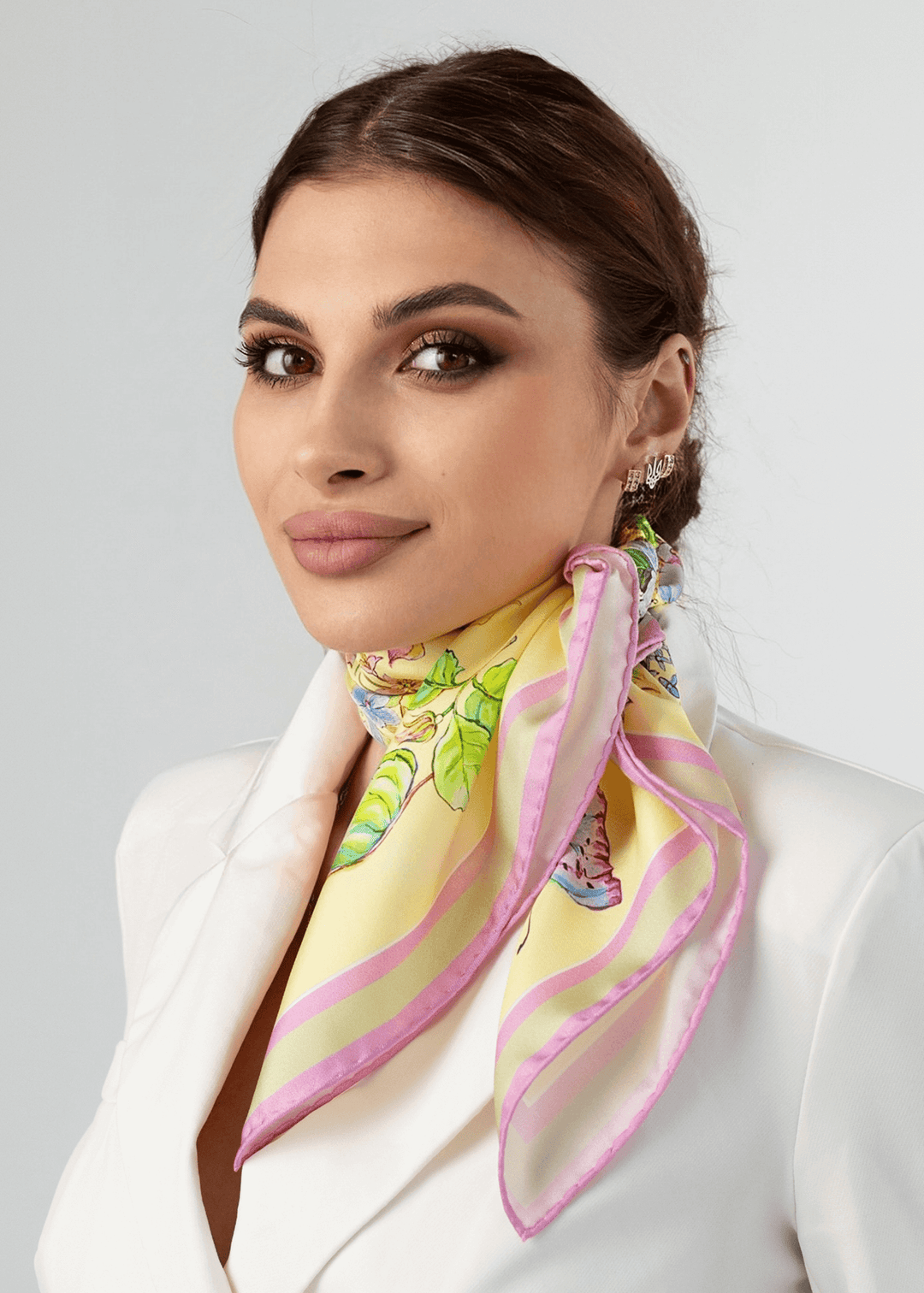 Designer Seidenschal mit Floraldruck um den Hals für Damen gelb from Iryna Feinblatt