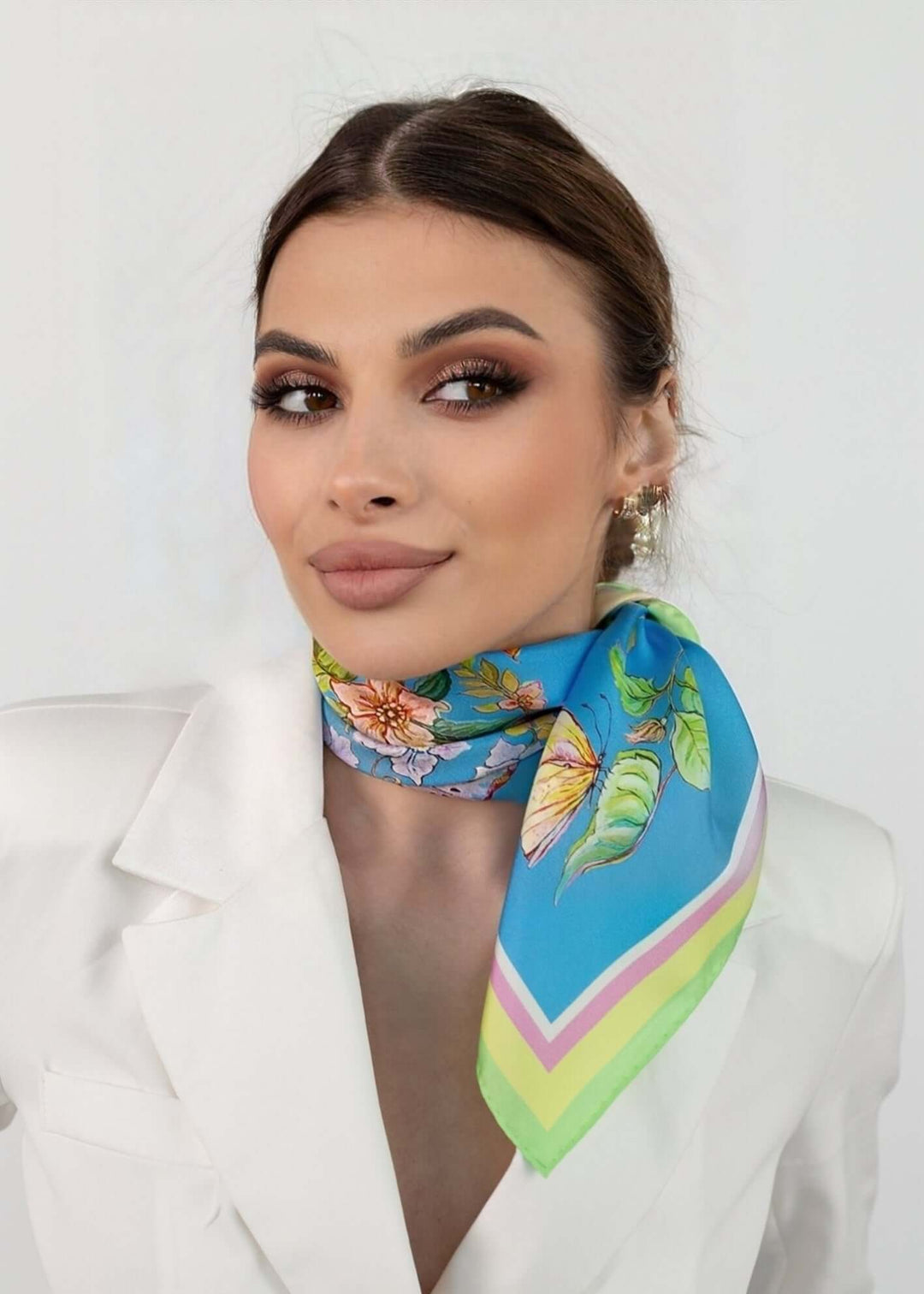 Silk Scarf Halsschmuck mit Blumen und Schmetterlingen in blau