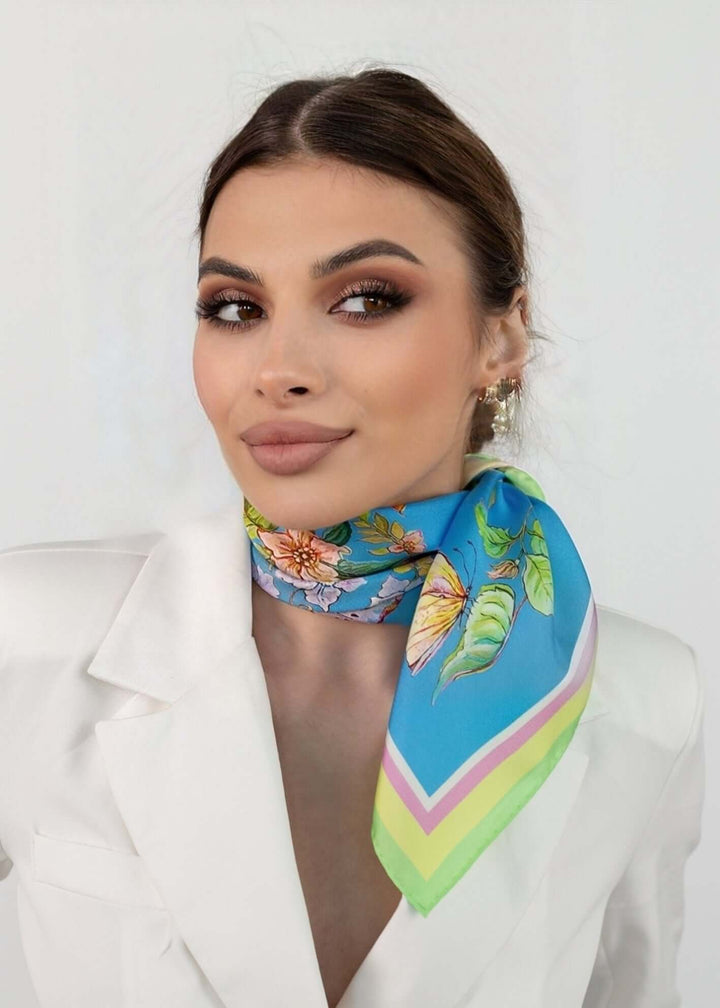 Silk Scarf Halsschmuck mit Blumen und Schmetterlingen in blau