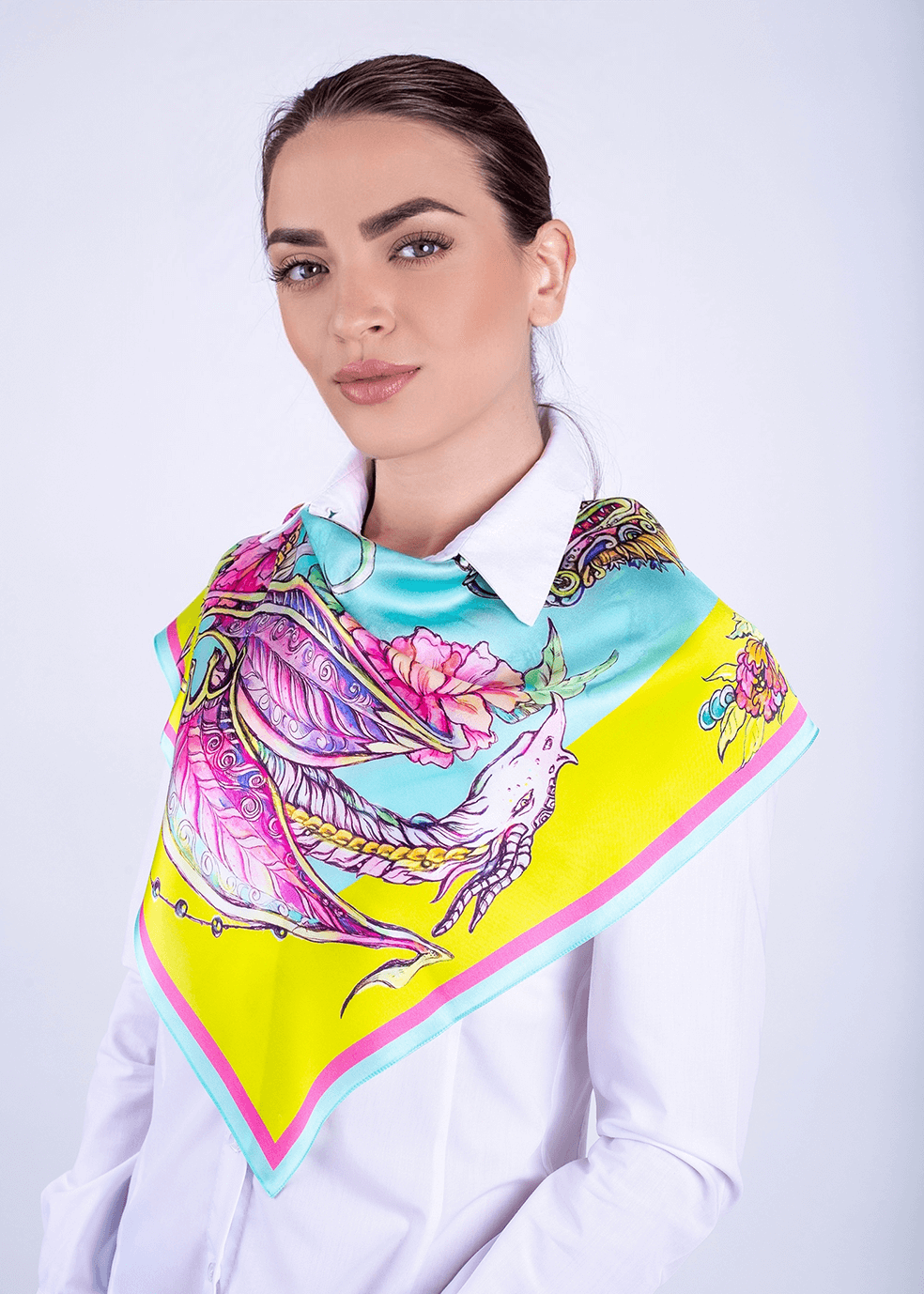 Seidenschal Halsschmuck mit Drachen und Blumen in Smaragd und Gelb von Iryna Feinblatt