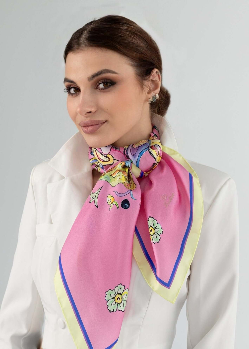 Seidenschal in Rosa mit Blumen und  Schmetterling um den Hals des Modells gebunden