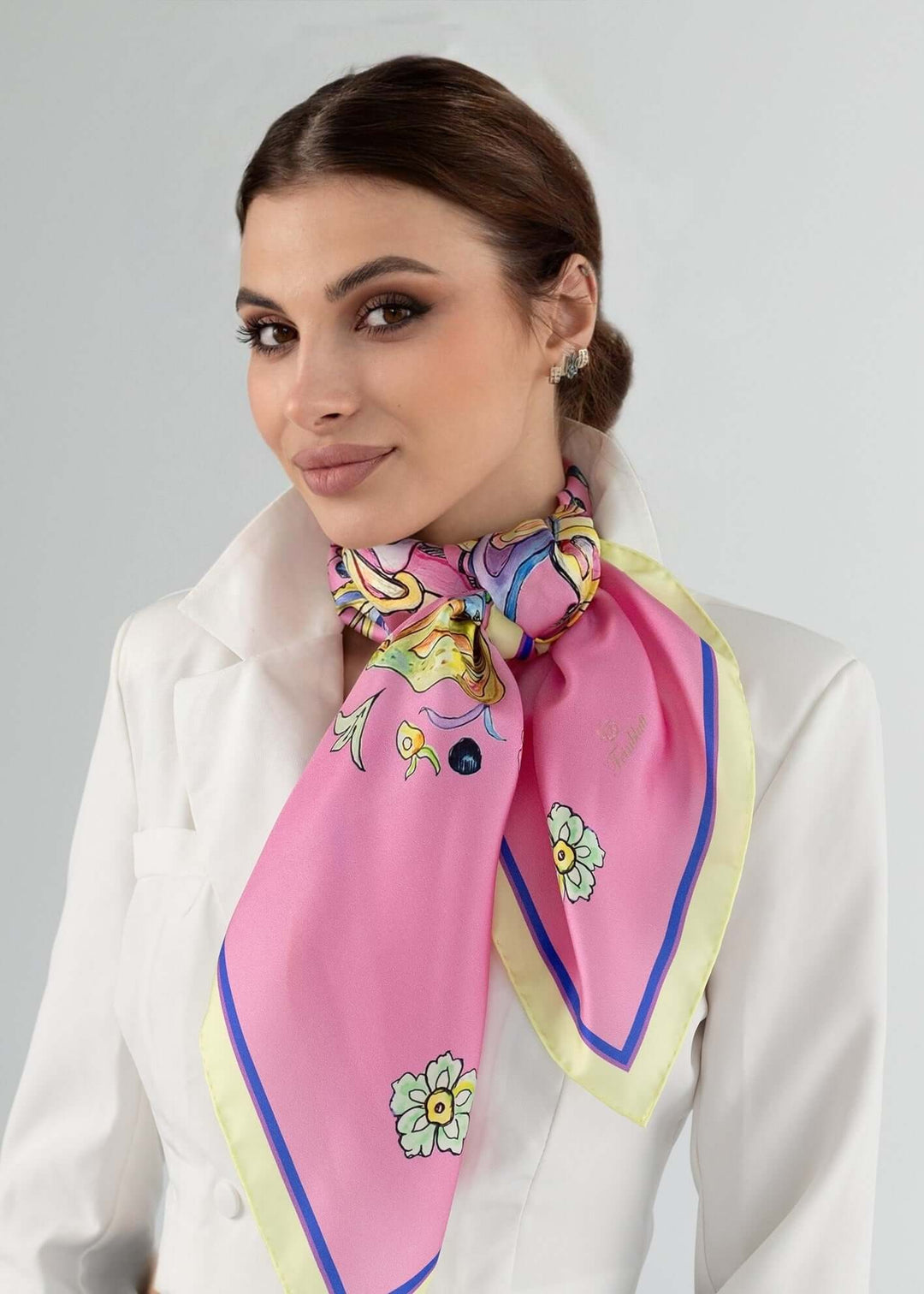 Seidenschal in Rosa mit Blumen und  Schmetterling um den Hals des Modells gebunden