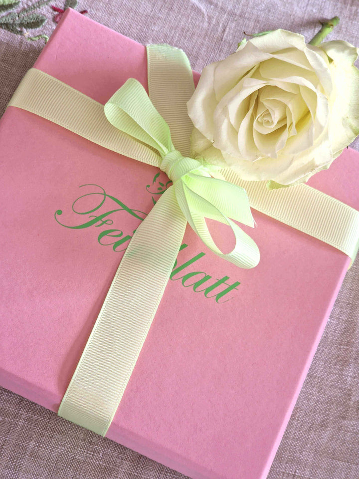 Geschenkbox mit Designer Seidenschal – exklusive Geschenkidee für Frauen von Feinblatt