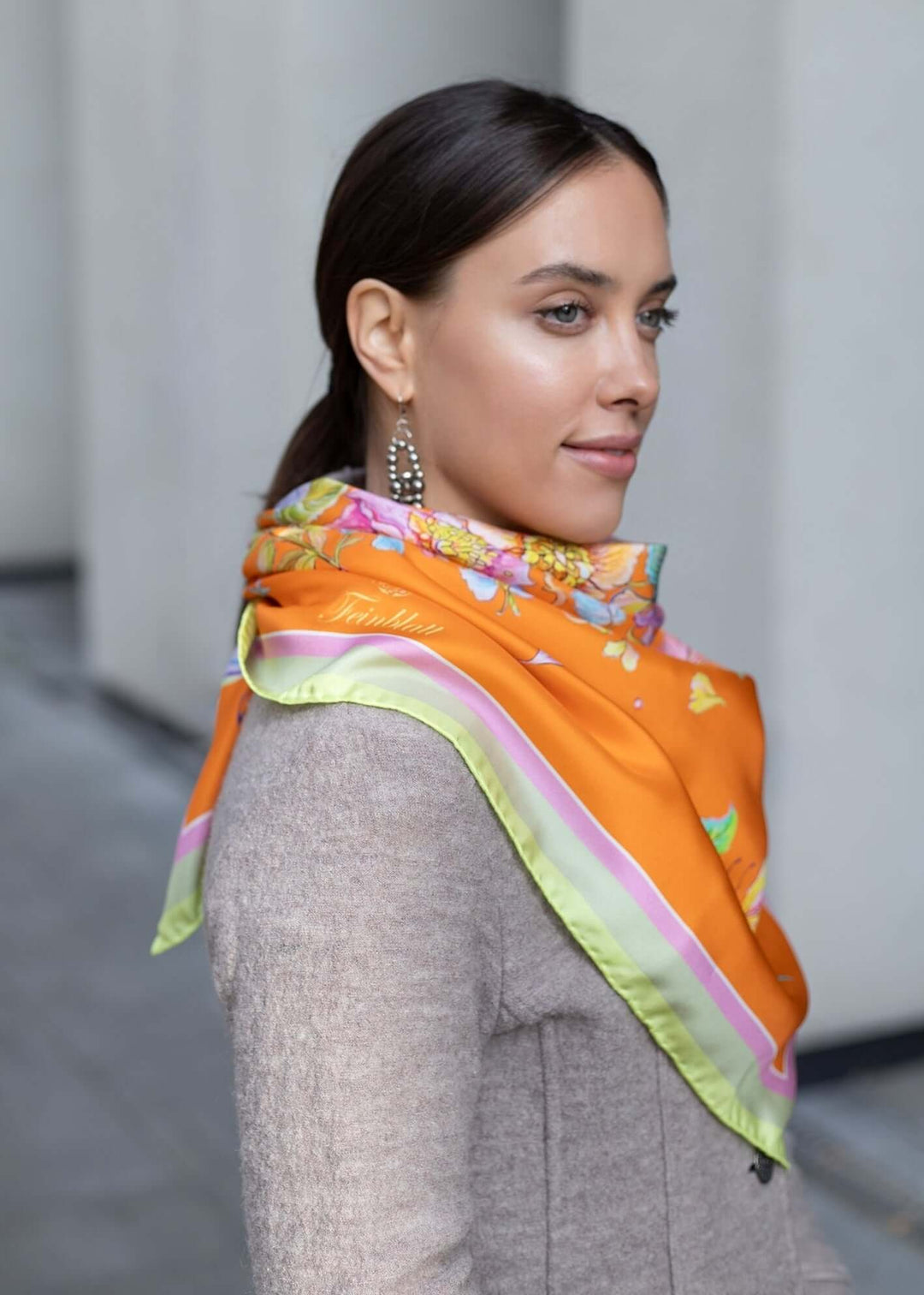 Hochwertiger Seidenschal mit floralen Motiven und Schmetterlingen von Iryna Feinblatt
