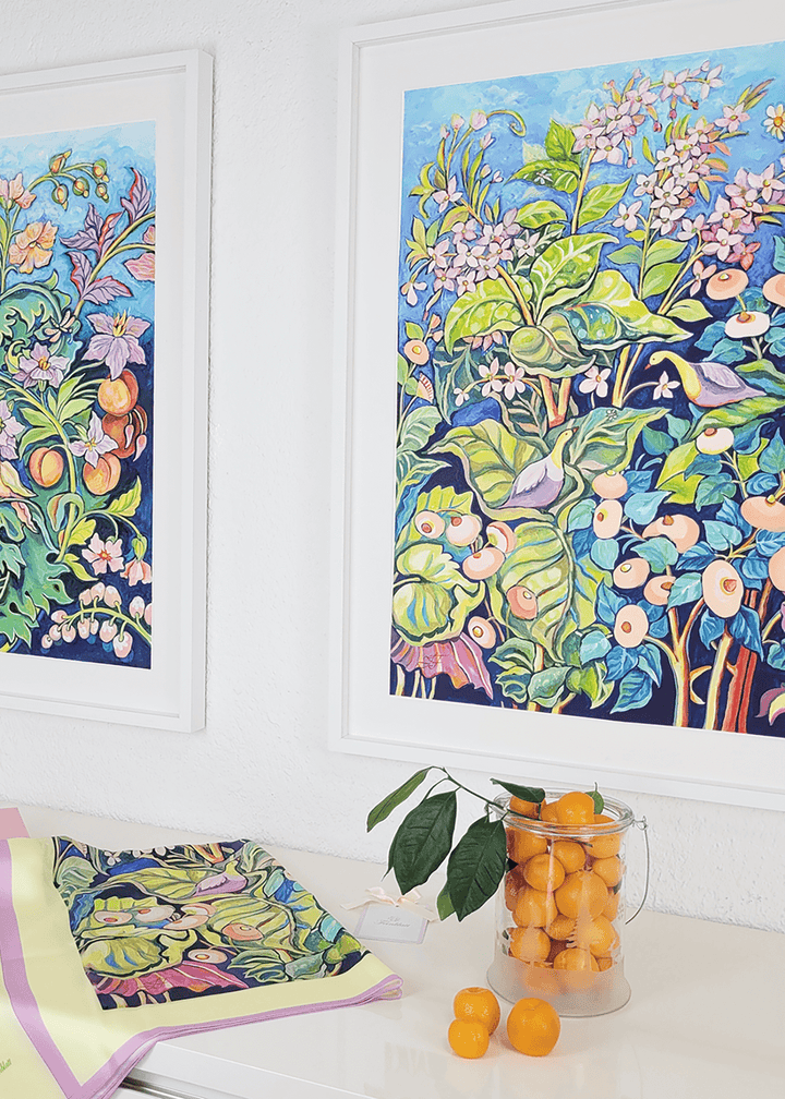 Seidentuch Morgenröte mit Originalkunstwerk im Hintergrund florales Design mit lila Rand